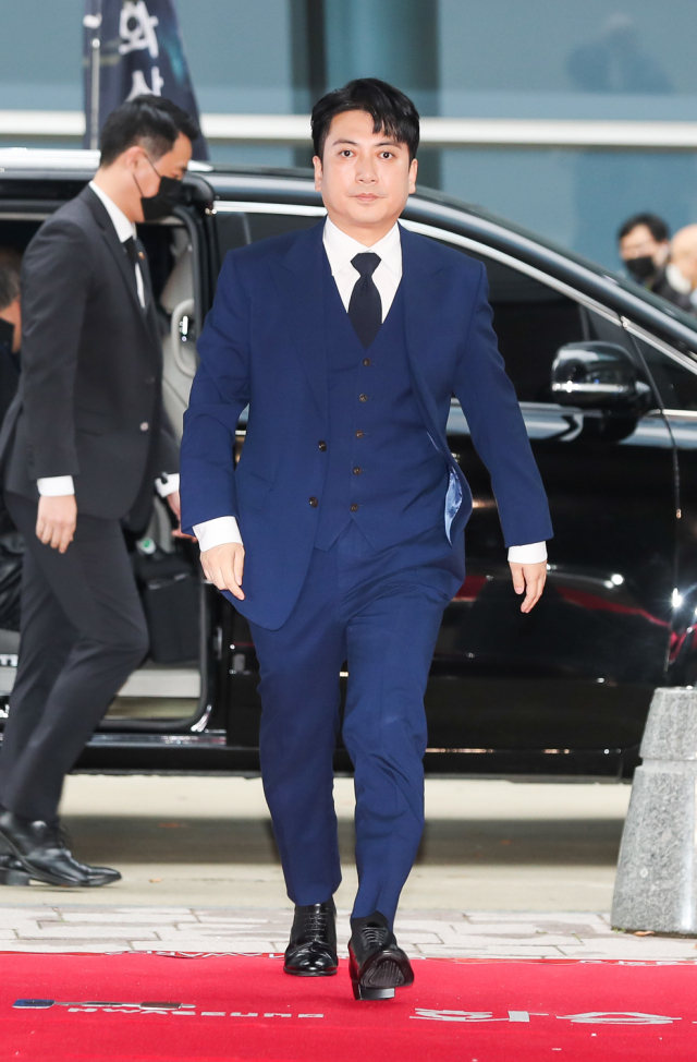 The 2020 Buil Film Awards Ceremony was held without spectators at the Bexco Auditorium in Haeundae-gu on the 22nd to prevent the spread of Corona 19.  Actor Park Myung-hoon is getting off the vehicle sponsored by BMW Dongsung Motors for the Buil Film Awards.  Minho Yoon freelancer yunmino@