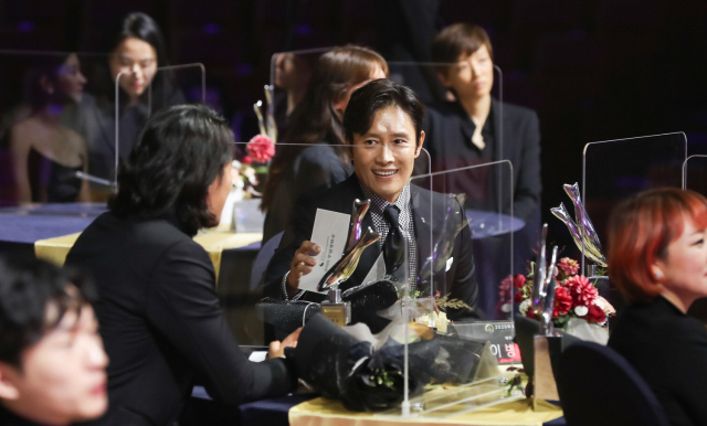 At the 2020 Buil Film Awards Ceremony held at the BEXCO Auditorium in Haeundae-gu on the 22nd, actor Lee Byung-hun, who won the Best Actor Award, and other actors in attendance are watching the ceremony.  Minho Yoon freelancer yunmino@